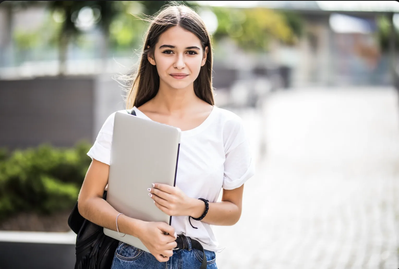 Candidat en recherche d'emploi, ordinateur portable sous le bras