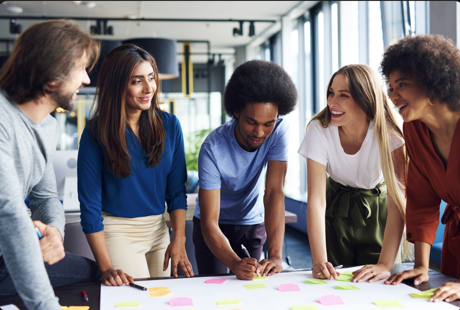 Équipe diverse en brainstorm, post-its sur la table